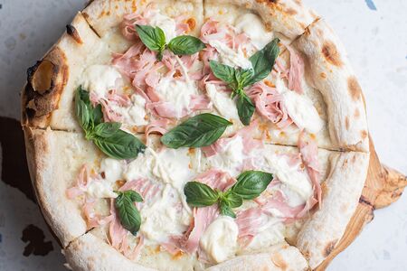 Мортаделла-страчателла-базилик