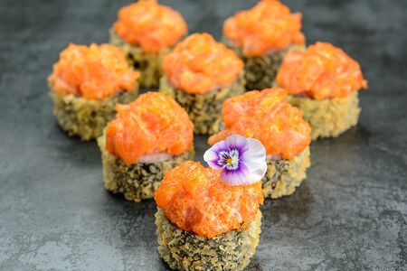 Жареные роллы с шапкой Лосось, спайси, тобико