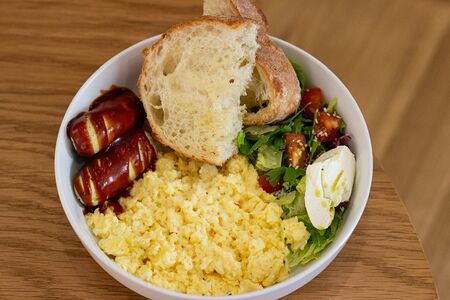 Скрембл с колбасками