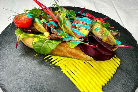 Брускетта с говядиной и грушей