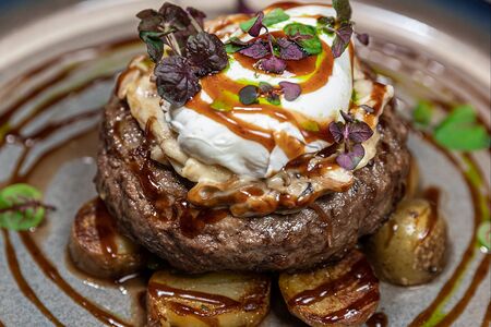Бифштекс с жареным картофелем, грибным жульеном и соусом из хрена