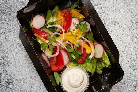 Салат овощной со сметаной