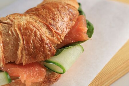 Круассан с лососем