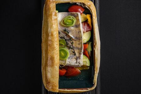 Филе судака, запечённое под тестом с овощами