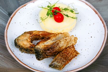 Карп жареный по-домашнему с картофельным пюре