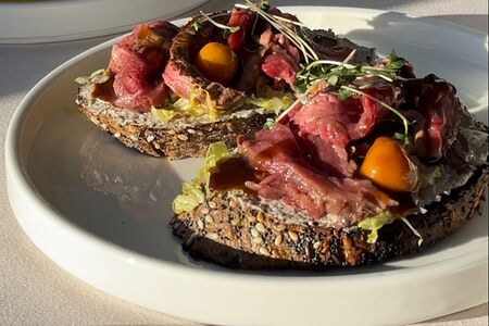 Брускетта с ростбифом и грибным кремом