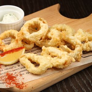 Кольца кальмаров в темпуре с соусом тартар