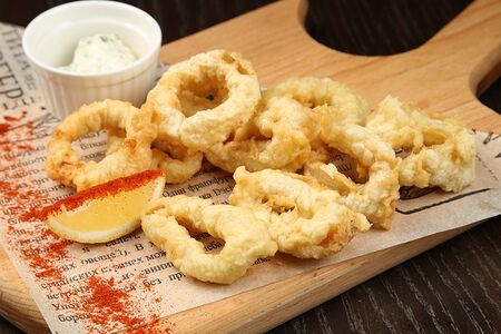 Кольца кальмаров в темпуре с соусом тартар