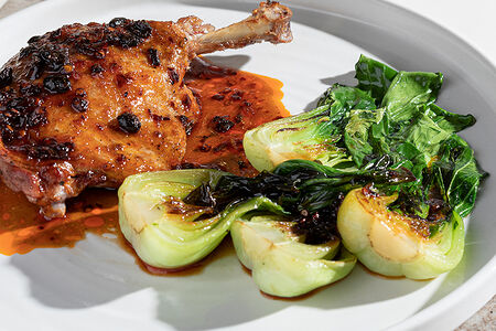 Утиная ножка конфи с романо из печи и соевыми бобами