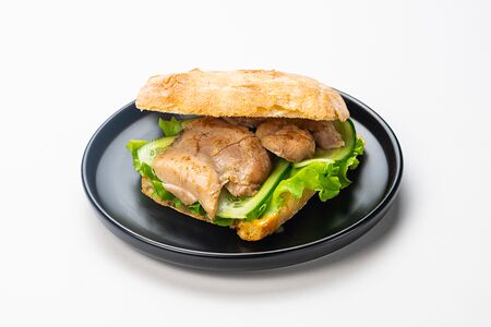 Чиабатта-сэндвич с томленым куриным бедром