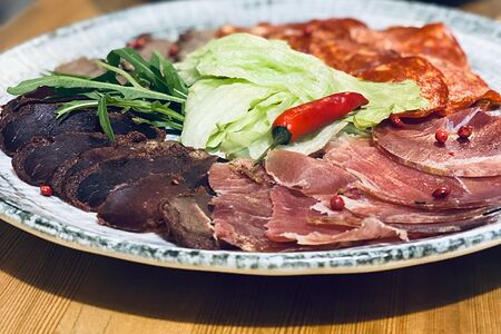 Мясные деликатесы