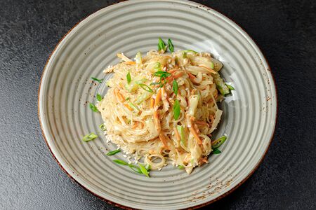 Фунчоза с курицей в кунжутном соусе