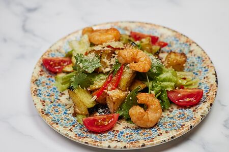 Салат с запеченными баклажанами и креветками