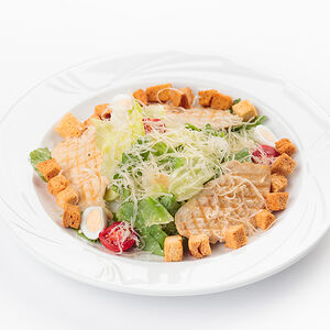 Салат Цезарь с курицей