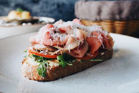 Брускетта с ростбифом