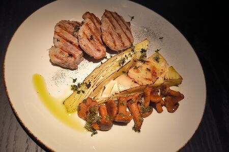 Свинина на гриле с картофельным гратеном и лисичками