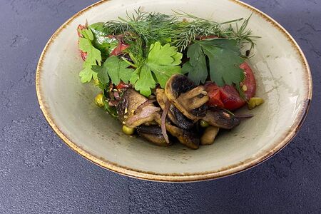 Салат из шампиньонов с горошком