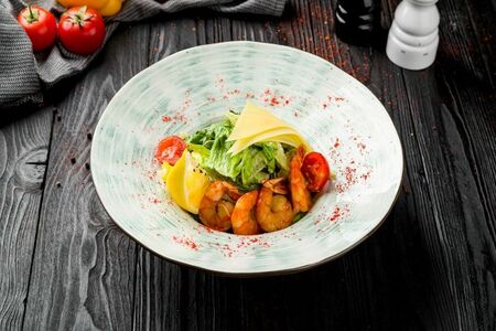 Салат Цезарь с креветками