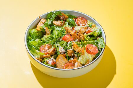 Салат с курицей, черри гриль, пармезаном и фисташковой крошкой