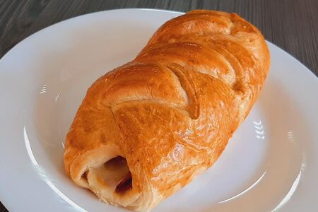 Косичка слоеная с колбасой и моцареллой