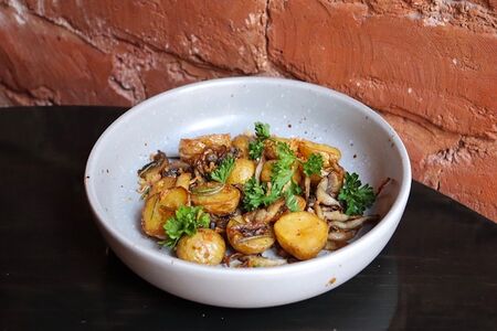 Молодой картофель с грибами