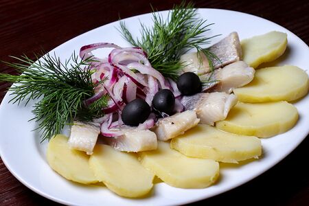 Отварной картофель с луком и селедкой
