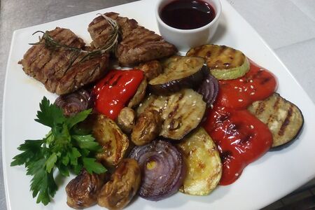 Стейк Губерния из говядины с овощным гарниром