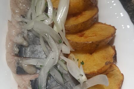 Сельдь с луком и картофелем