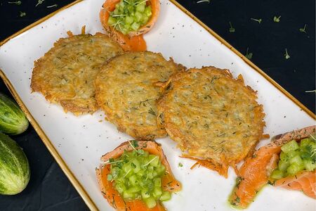 Драники с лососем и тартаром из огурца