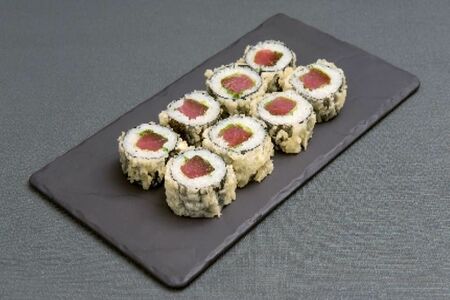 Горячий ролл с маринованным тунцом