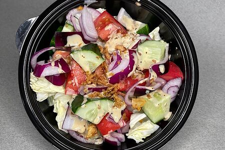 Овощной салат с ореховым соусом