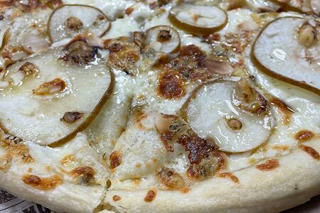 Пицца с грушей и сыром блю чиз