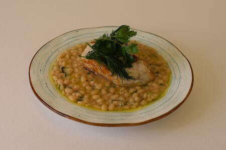 Филе морского окуня с белой фасолью