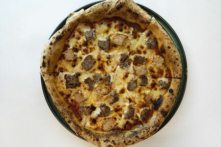 Пицца Ганнибал с колбасками из конины, говядины и курицы