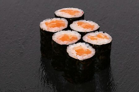 Маки с копченым лососем