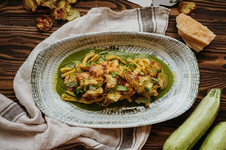 Казаречче с креветками и соусом из шпината