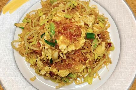 Фунчоза с ростками и яйцом