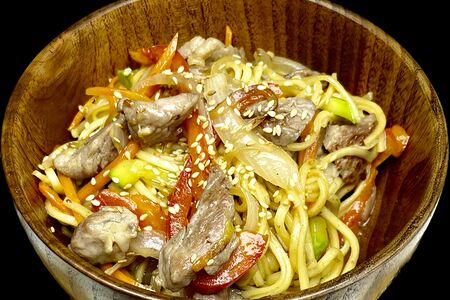 Вок с яичной лапшой рамен и курицей