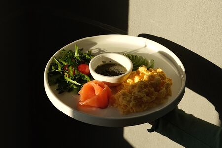 Скрембл с лососем, авокадо и рукколой