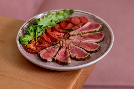 Стейк тунец с карпаччо из томатов