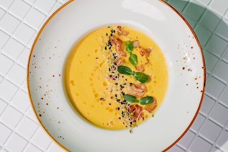 Тыквенный крем-суп с креветками