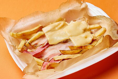 Картофель фри с сыром и беконом