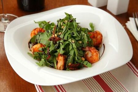 Руккола с креветками и вялеными томатами