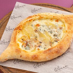 Лодочка с голубым сыром и грушей