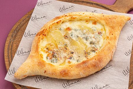 Лодочка с голубым сыром и грушей