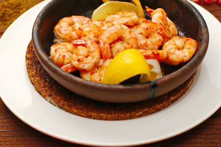 Креветки в кляре и сливочном соусе