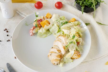 Салат Цезарь с курицей