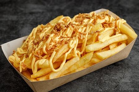 Картофель фри с сырным соусом и жареным луком