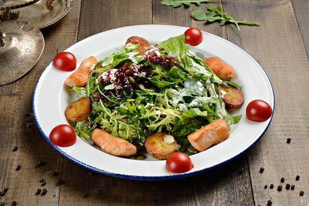 Теплый салат с семгой