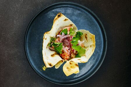 Салат из розовых томатов под ореховым соусом